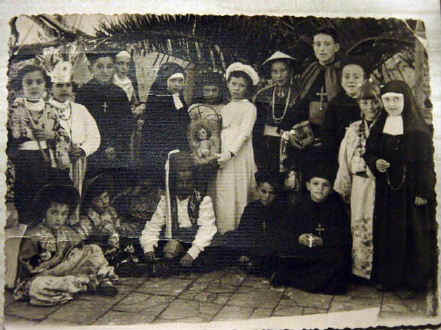 los jevis del pueblo minutos antes de empezar el botellon del viernes.jpg
